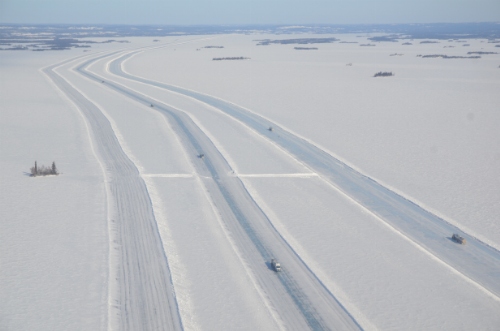 Photo 2020-333 : The ice road routed over Gordon Lake typically comprises of up to three lanes, i.e. the primary lane (east/right), express lane (centre), and backup  ...