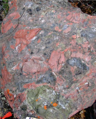 Photo 2020-551 : Sequential and selective alteration of albitized fragments and infill by skarn (andradite and clinopyroxene), epidote, and K-feldspar in the chaotic  ...