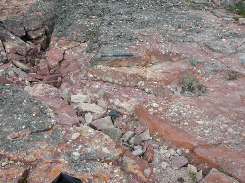 Photo 2020-886 : 5A. Interbedded brick red mudstone and polymict conglomerate, a typical facies within the undeformed basal conglomerate assemblage of the Thelon  ...