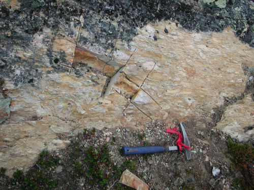 Photo 2020-890 : 5H. Surround: Basal polymict Ps1 conglomerate, Ketyet River group, at geochronology locality 34 (Table 2, Fig. 7A). Rectilinear photograph overlay  ...
