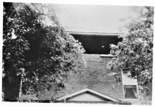 Photo 2021-174 : September 5, 1944 Cornwall-Massena earthquake: unreinforced masonry out-of-plane failure, top part of wall, residential building in Cornwall (Sweet  ...