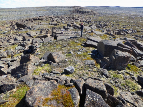 Photo 2022-272 : Outcrop view of the ca. 1276 Ma Mackenzie gabbro dyke (mPM; LeCheminant and Heaman, 1989) cutting through basement granodiorite gneiss (Agd)