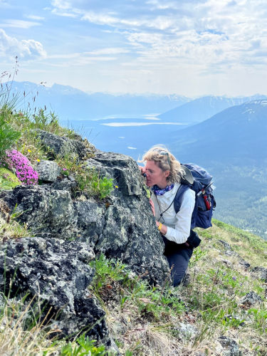 Photo 2022-286 : Dr. Catherine Mottram examining an outcrop of sheared gabbro