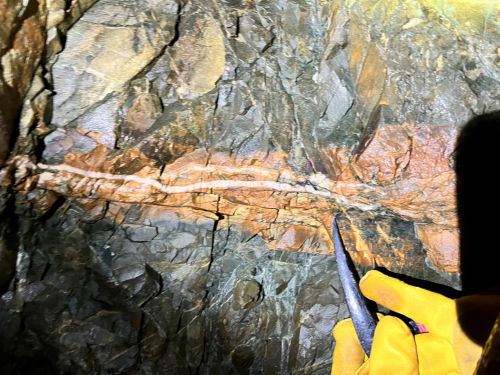 Photo 2022-295 : Quartz vein with altered halo, underground at New Polaris mine