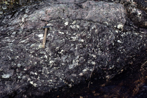 Photo 2022-407 : Fig. 10A. Maroon basal schistose orthoconglomerate and pink pebbly arkosic quartzite on the southeast side of the Ayagaq Lake formation reference  ...