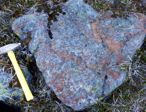 Photo 2022-498 : Hybrid olivine clinopyroxenites of the Lunar Creek complex. Field relations illustrate the spatial association between thin veins/septa of dunite  ...