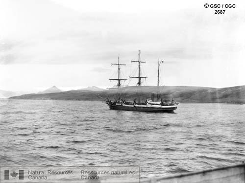 Photo 2687 : Le baleinier écossais Eclipse à Pond Inlet. Vers la fin du XIX siècles 1800, la chasse à la baleine était une industrie importante dans les eaux de  ...