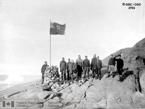 Photo 2703 : Montée du drapeau à pointe Herschel, île d'Ellesmere (Nunavut)