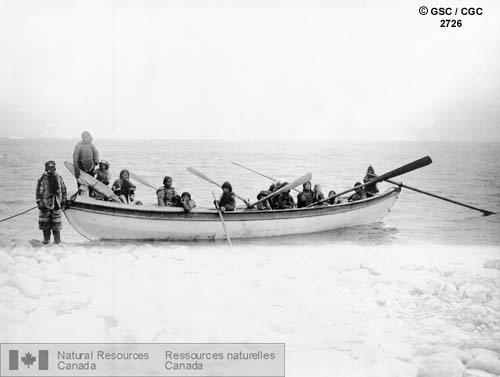 Photo 2726 : Un groupe d'Inuits à l'île Biflot