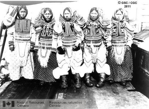 Photo 2811 : Des femmes kenipitus à pointe Fullerton (Nunavut). Photo publiée dans « On the Frontier », p. 114