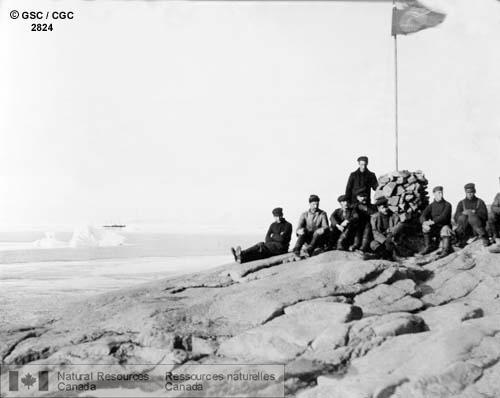 Photo 2824 : Le lever du drapeau, à pointe Herschel, île d'Ellesmere