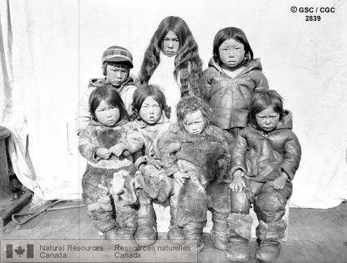 Photo 2839 : Enfants inuits à Fullerton, baie d'Hudson. Publié dans « Early Canada » de la CGC, p. 84