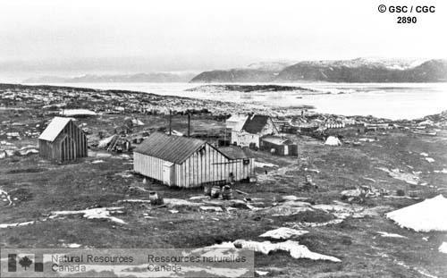 Photo 2890 : Le poste de la mission et la station baleinière écossaise sur l'île Blacklead, golfe de Cumberland, baie d'Hudson, 1903.