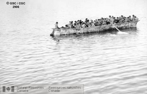 Photo 2906 : Un umiak (bateau des femmes) à la baie Wakeham, baie d'Hudson.p. 86 : « Early Canada », p. 114 : « On the frontier ».