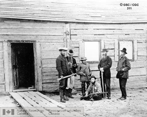 Photo 311 : Fort McLeod, G.M. Dawson (Ph. D.) et son équipe devant un bâtiment, 1879 (Colombie-Britannique)