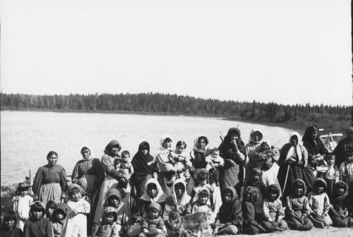 Photo 34921 : Woman And Girls, Waswanipi Hudson Bay Company