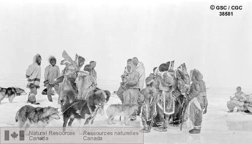 Photo 38581 : Les Inuits qui étaient campés à la pointe Barrow pêchant sur la glace, le 20 mai 1916