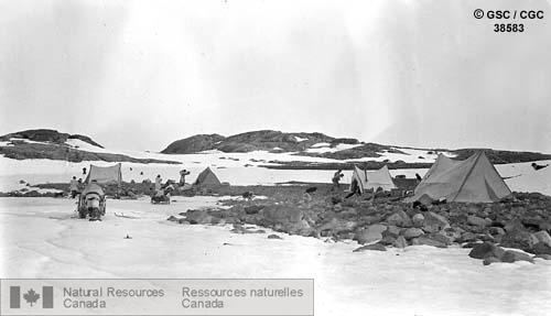 Photo 38583 : Camp dans des granites à environ 25 km à l'ouest du cap Barrow (Territoires du Nord-Ouest)
