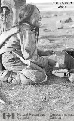 Photo 38614 : Alunak recueillant de l'huile de poisson, juillet 1916