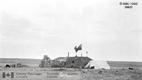 Photo 38621 : La cache qui sera laissée à Bernard Harbour, juillet 1916. Devant la maison