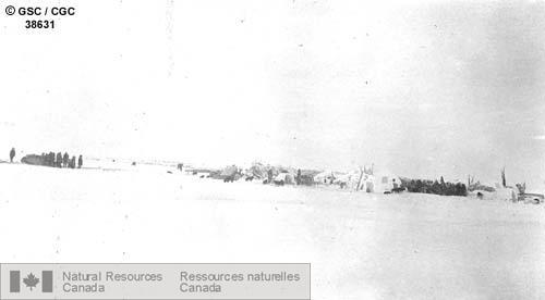 Photo 38631 : Village d'iglous sur une île au large de l'embouchure de la rivière Coppermine. Territoires du Nord-Ouest
