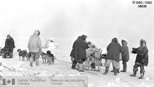 Photo 38636 : Prêts à partir sur la rivière Croker, le 1er mars 1916. Expédition de l'Arctique canadien. Territoires du Nord-Ouest.