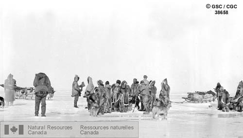 Photo 38658 : Inuits à  pointe Barrow, le 22 mai 1916