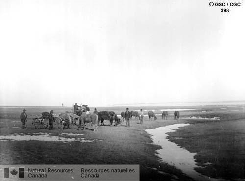 Photo 398 : Une équipe de la Commission en route vers Benton, sud de l'Alberta