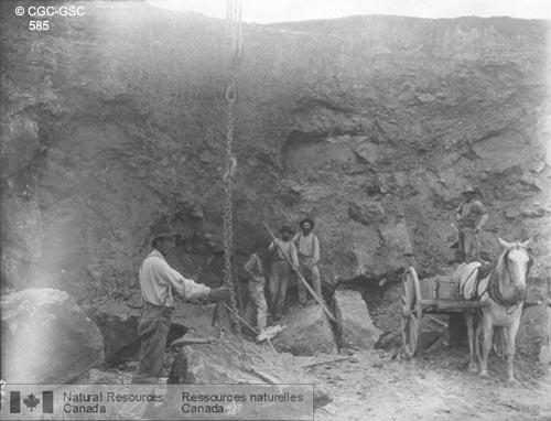 Photo 585 : Carrière de calcaire et de galène à East Selkirk (Cinq hommes dans la carrière détachent et soulèvent les roches à l'aide d'un levier et de cordes.  ...