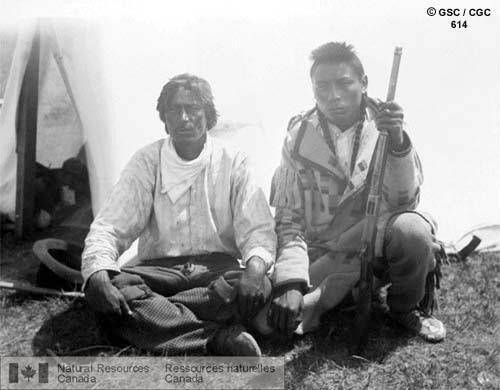 Photo 614 : Des Autochtones à Maple Creek (Saskatchewan). On voit un nouveau marié autochtone (qui n'a consenti à se faire photographier que s'il pouvait tenir  ...