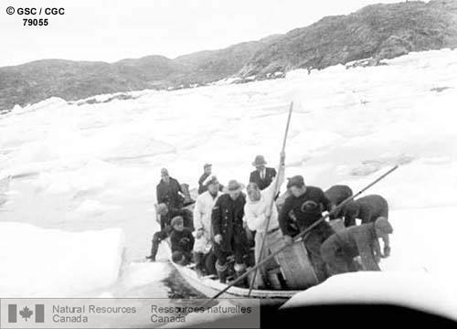 Photo 79055 : Bateau propulsé à l'aide de perches à travers les glaces, Port Burwell (Nunavut)