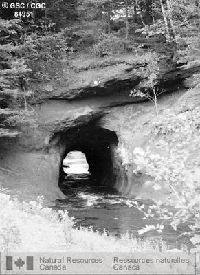 Photo 84951 : Tunnel naturel creusé dans des grès du Trias, ruisseau McElmon près de Truro (N.-É.)