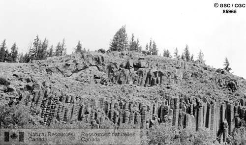 Photo 85965 : Divisions prismatiques dans des basaltes, Soda Creek (C.-B)