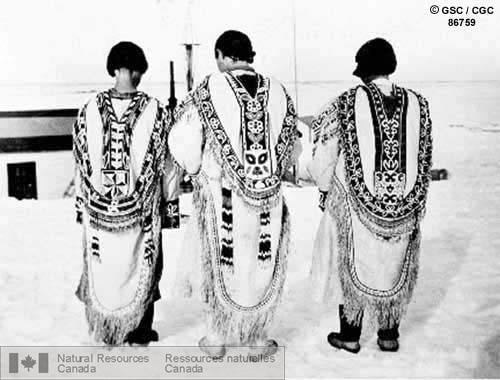 Photo 86759 : Les soeurs Voisey montrant les dessins complexes ornant des parkas esquimaux, baie Repulse (Territoires du Nord-Ouest).