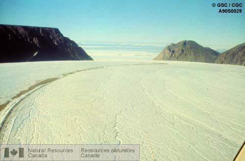 Photo A90S0029 : Glacier Sverdrup et vue en direction de l'île d'Ellesmere, calotte glaciaire de l'île Devon (T. N.-O.), été 1990