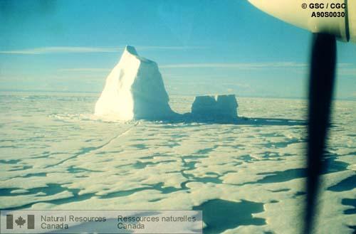 Photo A90S0030 : Icebergs dans le détroit de Jones, au large de la côte occidentale de l'île Devon (T. N.-O.), été 1990