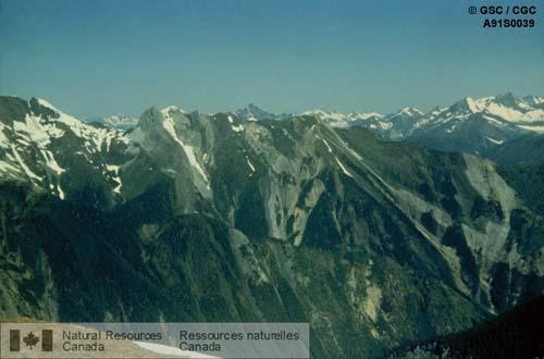 Photo A91S0039 : Plis soulignés par la Formation de Badshot du Cambrien inférieur, Groupe de Lardeau, chaîne Selkirk (Colombie-Britannique), 1965.