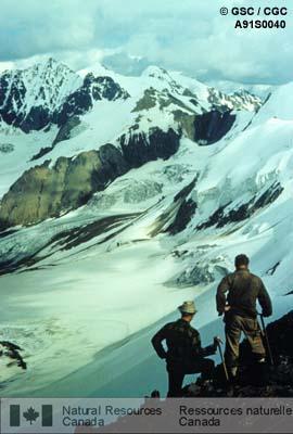Photo A91S0040 : Roche carbonatée et schiste ardoisier du groupe dévonien de Kaskawulsh, chaînons Kluane, monts St. Elias (Yukon), 1954.