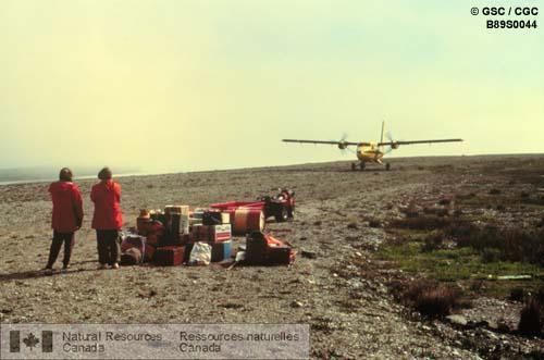 Photo B89S0044 : La fin de trente ans de travaux sur le terrain à la piste d'atterrissage d'une station abandonnée de la ligne DEW à Bernard Harbour.