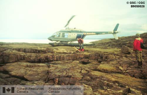 Photo B90S0025 : Chargement de l'hélicoptère, île Arcedectene, détroit de Peel (T. N.-O.), été 1990