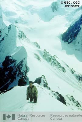 Photo B91S0022 : Cheminement sur un pic à 3400 mètres à l'ouest du glacier Stairway dans les monts St. Elias, 1955