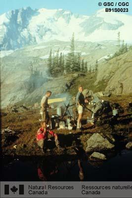 Photo B91S0023 : Camp à la limite de la zone forestière près du pic Fang, monts Selkirk (Colombie-Britannique), 1961