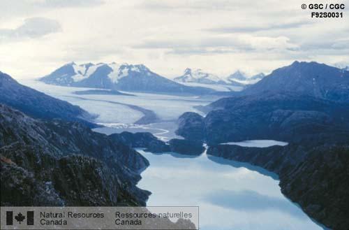 Photo F92S0031 : Baie Llewellyn et glacier vus en direction du sud, 1951
