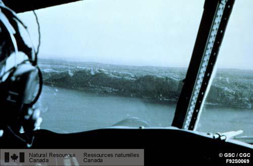 Photo F92S0069 : Les levés radiométriques sont exécutés à une hauteur de vol de 120 m. Vue du poste d'équipage du Skyvan de la CGC près d'Elliot Lake (Ontario).