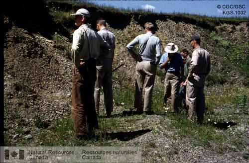 Photo KGS-1002 : Région de Drummondville, groupe de géologues du Pléistocène, Paul Karrow à gauche, M. Paul MacClintock (chemise bleue), M. Gadd à droite, M. Anderson  ...