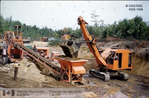 Photo KGS-1004 : Sable et gravier pour la construction d'une route, provenant d'emprunts sur la crête de la moraine de Drummondville. Basses-terres du Saint-Laurent  ...