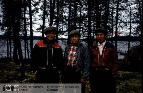 Photo KGS-1018 : Autochtones de Fort-George par la campagne saisonnière de levés. SNRC 33 et 23 W. (Québec)