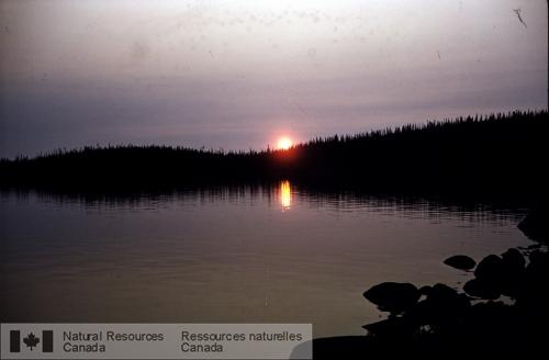 Photo KGS-1020 : Coucher de soleil sur un petit lac du Nouveau Québec. Rivage rocailleux et forêt dense