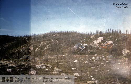 Photo KGS-1022 : Hélicoptère au sol dans une région brûlée. SNRC 33 et 23 W. (Québec)
