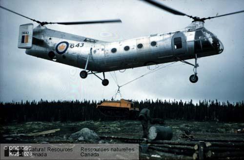 Photo KGS-1023 : Hélicoptère Piasecki soulevant un bombardier le long de la ligne de radar Mid-Canada. SNRC 33 et 23 W. (Québec)